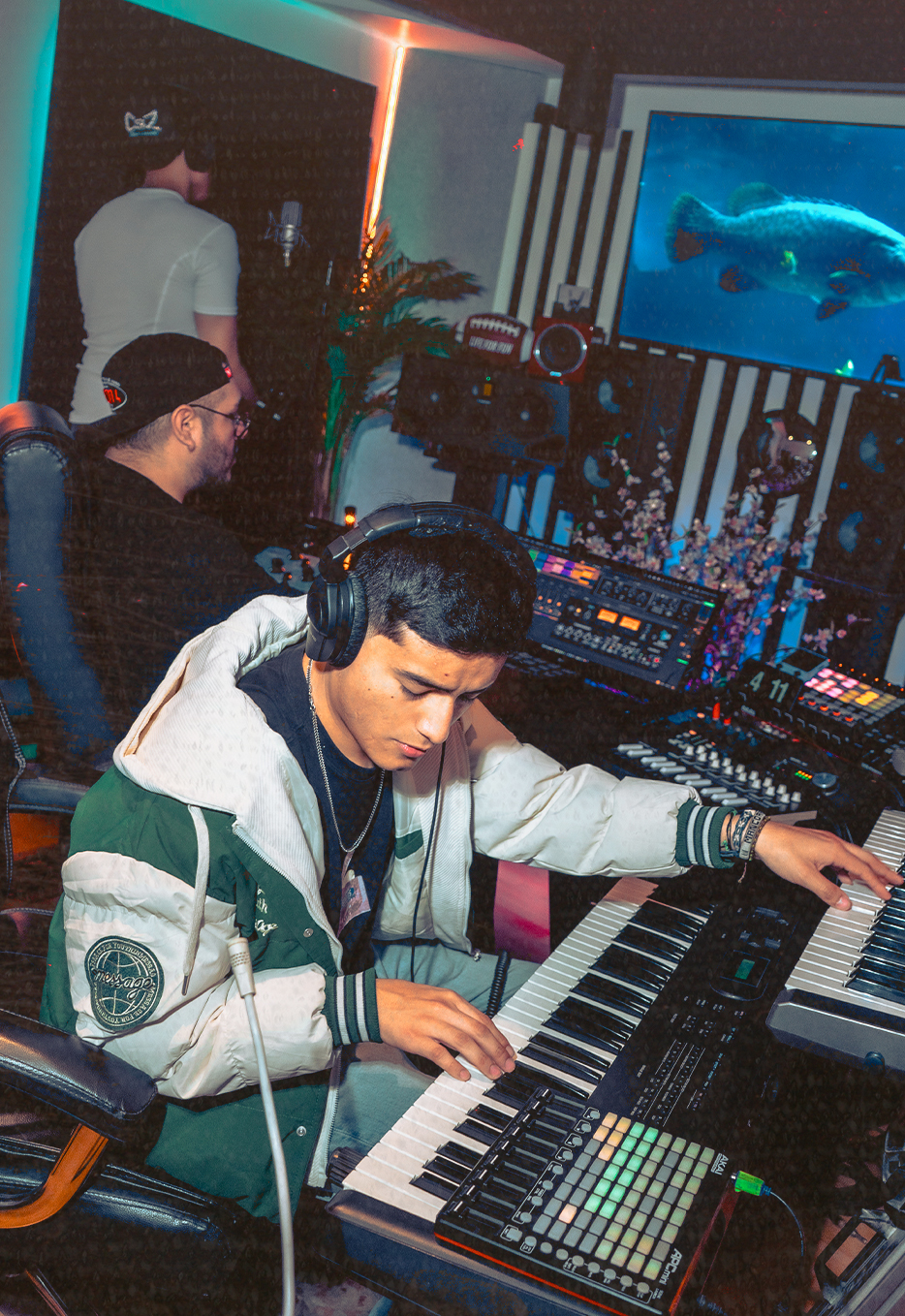 LZN trabajando en producción musical
